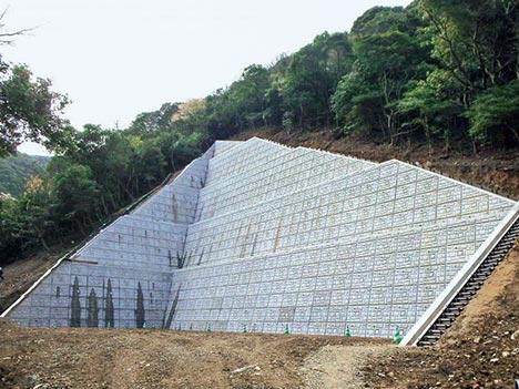 PAN WALL 最大高実績 33.8m(1:0.3)北九州市内